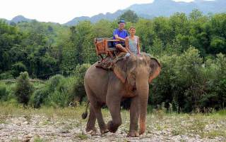 FLASHPACKER | Karin und Henning in Laos nahe Luang Prabang beim Mahout Training auf einem Elefanten. Die Tour ist ein absolutes Highlight