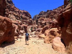 Jordanien | Henning beim steilen und anstrengenden Aufstieg über Treppen zum Kloster Ad Deir