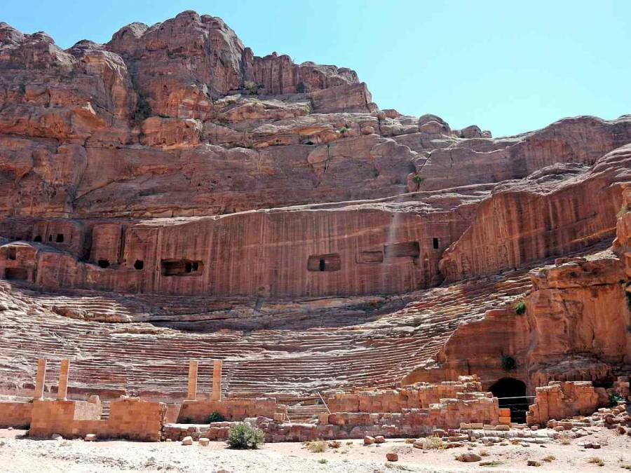 Jordanien | Das Römische Theater in Petra. Rote Treppen aus Stein in Form eines Halbkreises.