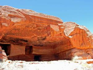Jordanien | Rote besondere Steinformationen gibt es in Petra zahlreich. Besonders strahlend vor blauem Himmel