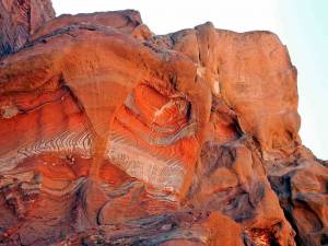 Jordanien | Steinsformation mit besonderen Zeichnungen gibt es in Petra zahlreich. Hier verschiedene rot und orange Töne