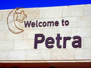 Jordanien | Welcome to Petra. Schwarzer Schriftzug auf hellem Stein zur Begrüßung am EIngang zum Weltwunder Petra