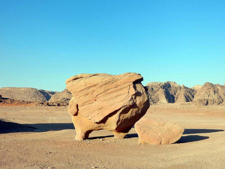 Jordanien | "Das Huhn" im Wadi Rum. Ein Stein mit der Form eines Huhns in der roten Wüste
