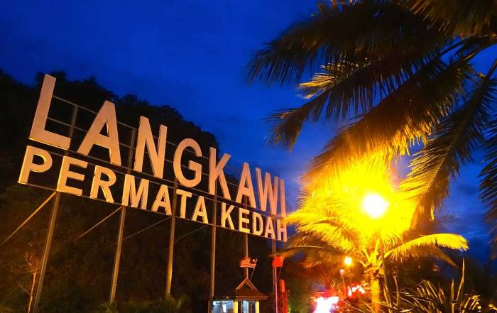 Malaysia | Langkawi Permata Kedah, das Juwel von Kedah der Strand Pantai Cenang. Ein bei Nacht beleuchtetes Schild mit der Aufschrift Langkawi Permata Kedah soll die Schönheit der Insel Langkawi zum Ausdruck bringen