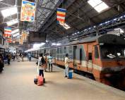 Sri Lanka | Bahnhof in Colombo Fort, wartende Einheimische am Bahnsteig zur Abfahrt Richtung Kandy