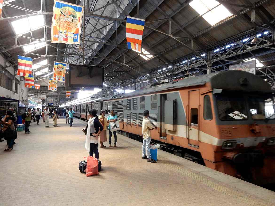 Sri Lanka | Bahnhof in Colombo Fort, wartende Einheimische am Bahnsteig zur Abfahrt Richtung Kandy