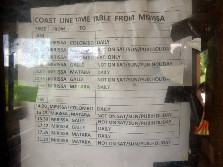 Sri Lanka | Fotografiertes Schild der Abfahrtszeiten ab Mirissa Richtung Galle und Colombo