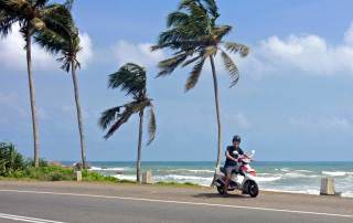 Sri Lanka | Traumhafte Fahrt entlang der Westküste mit dem Roller von Mirissa nach Galle. Die Straße führt direkt entlang der palmengesäumten Strände vor der einbrechenden Brandung des indischen Ozeans