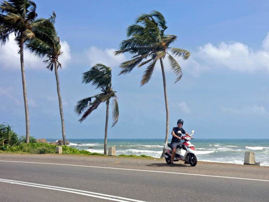 Sri Lanka | Traumhafte Fahrt entlang der Westküste mit dem Roller von Mirissa nach Galle. Die Straße führt direkt entlang der palmengesäumten Strände vor der einbrechenden Brandung des indischen Ozeans