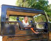 Sri Lanka | Karin genießt den Ausblick vom komfortablen Jeep im Yala Nationalpark. Der erhöhte Aufbau garantiert die beste Aussicht
