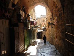 Jerusalem | Ein Mönch geht in den Gassen der Altstadt eine Treppe hinab