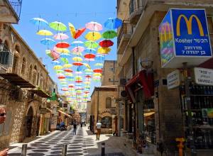 Jerusalem | interessante Orte: Hunderte bunter Regenschirm hängen über der Ben Yehuda Street in West-Jerusalem zum Sonnenschutz