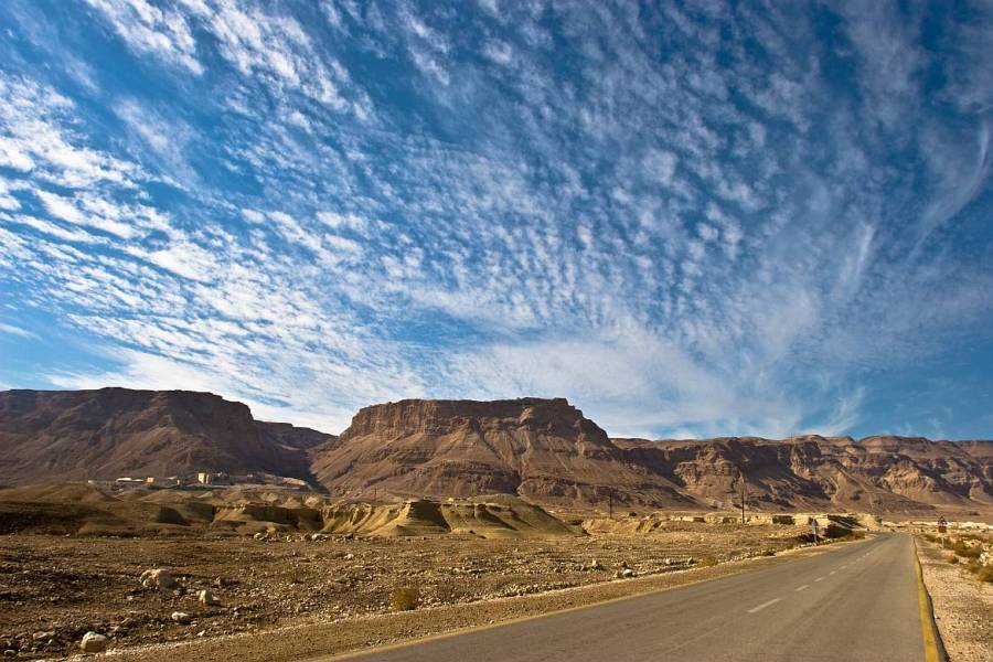 Masada | Eine Wüstenstraße führt zur auf einem Felsen gelegenen Festung