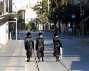 Jerusalem | Drei religiöse Juden spazieren durch die Innenstadt