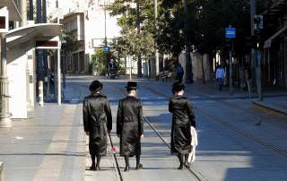 Jerusalem | Drei religiöse Juden spazieren durch die Innenstadt