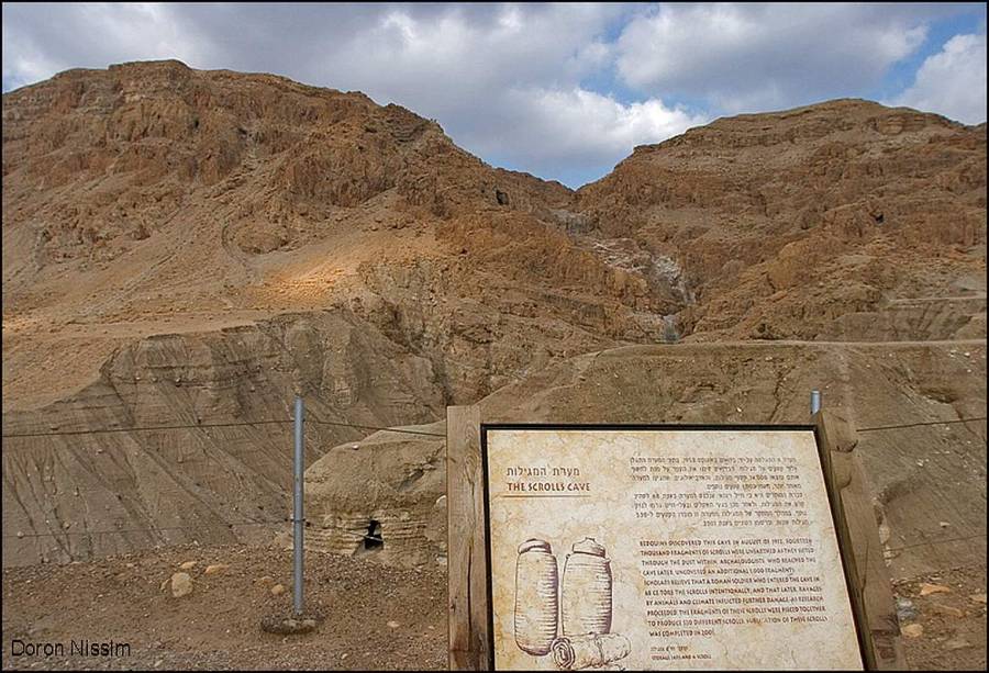 Qumran | In den kargen Felsen finden sich die Höhlen in denen die Schriftrollen vom Toten Meer gefunden wurden
