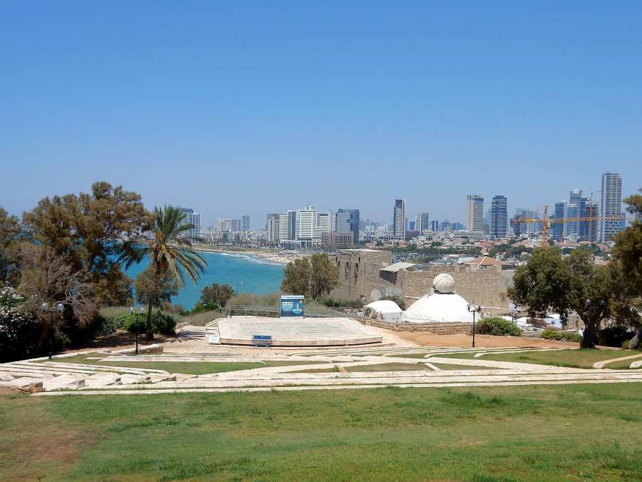 Tel Aviv | Blick auf die Skyline aus der Altstadt Jaffa aus einem grünen Park mit modernen Hochhäusern im Hintergrund