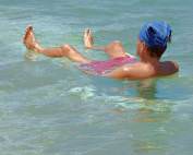 Totes Meer | Totes Meer | Baden im Toten Meer ist ein einmaliges Erlebnis. Henning liegt im Meer mit Kopfbedeckung gegen die Sonne
