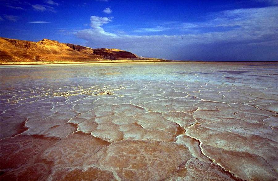 Totes Meer | Salzablagerungen am Ufer vor blauem Himmel und Bergkulisse