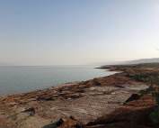 Totes Meer | Steinig brauner Strand mit Blick über das Wasser auf den Horizont