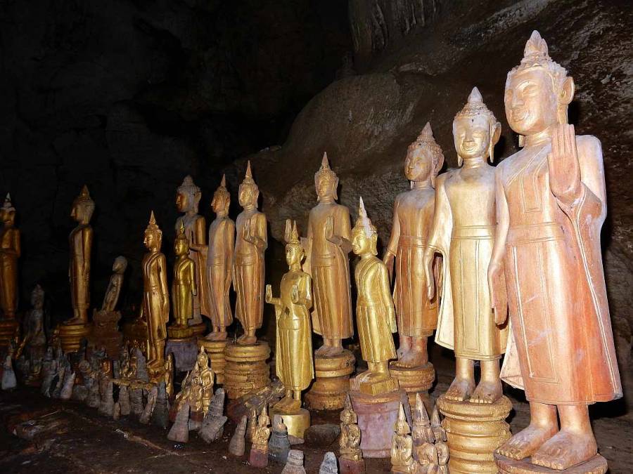 Mehrere goldene Buddhas in der oberen Höhle Tham Phum