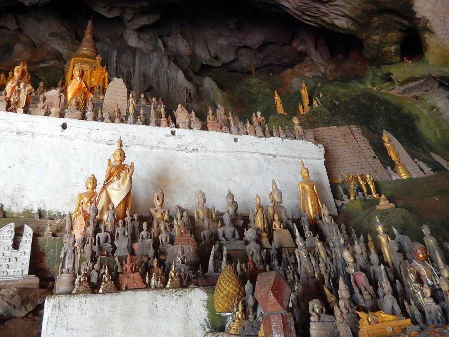 Laos | Zahlreiche unterschiedlich große Buddhas der unteren Pak Ou Höhle Tham Thing