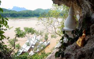 Laos | Blick aus der unteren Pak Ou Höhle Tham Thing auf den Mekong und die gegenüberliegenden Karstberge
