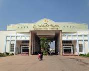 Kambodscha | Grenzübertritt Ha Tien von Kambodscha nach Vietnam. Sicht auf das Gebäude derGrenzkontrolle im Vordergrund