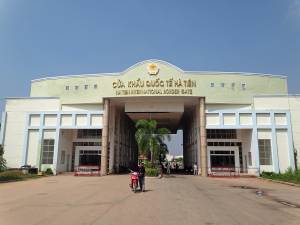 Kambodscha | Grenzübertritt Ha Tien von Kambodscha nach Vietnam. Sicht auf das Gebäude derGrenzkontrolle im Vordergrund