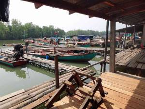 Kambodscha | Koh Kchhang Fishing Village, Ausgangsbasis für Deinen Trip nach Koh Thmei. Fischerboote in bunten Farben ankern vor den einfachen Holzunterkünften der Bewohner des Dorfes