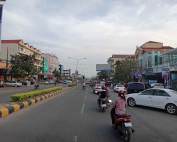 Kambodscha | Hauptstraße in Sihanoukville mit diversen Shops und Restaurants. Autos und Roller fahren kreuz und quer