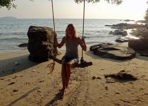 Kambodscha | Karin auf einer Schaukel beim Sonnenuntergang am Otres Beach in Sihanoukville