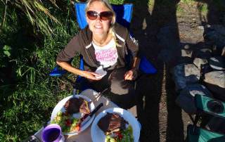 Neuseeland | Camping, einfache Gerichte die dennoch lecker sind. Hier Steak mit Salat. Tipps zum Essen & kochen.