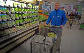 Neuseeland | Einkaufen bei Pack´n SAFE. Henning mit einem Einkaufswagen im Supermarkt. Tipps wie Du beim Einkauf der Lebensmittel & Co. sparen kannst & Preise haben wir zusammengefasst