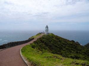 Neuseeland | Nordinsel, Panorama auf den Leuchtturm am Cape Reinga, Hoher Norden. Blick auf den Weg zum Leuchtturm mit dem Panorama des Meeres im Hintergrund