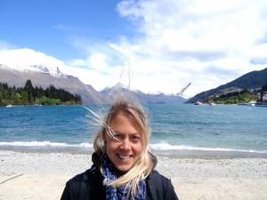 Neuseeland | Südinsel Lake Wakatipu in Queenstown "a bit windy". Karin mit vom Wind verwehnten Haaren vor schneebedeckten Bergen