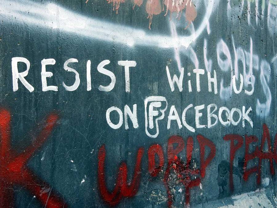 Aufschrift "Resist with us on Facebook"