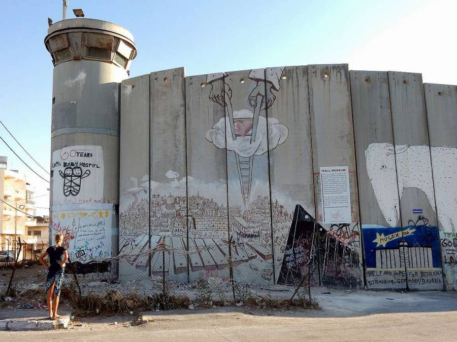 Sehenswürdigkeiten: Mauer und Wachturm mit Graffiti. Die Mauer in Bethlehem grenzt das Westjordanland ab.