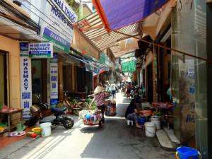 Vietnam | Norden, die berühmten Gassen der Altstadt in Hanoi. Blick in einer der vielen Gassen in den emsige Einheimische Waren verkaufen