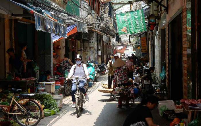 Vietnam | Norden, die Altstadt von Hanoi, die wohl in jedem Vietnam-Reisebericht unter Tipps bei Sehenswürdigkeiten erwähnt wird. EIne kleine Gasse mit verschiedenen Verkäufern und einer Frau auf dem Fahrrad