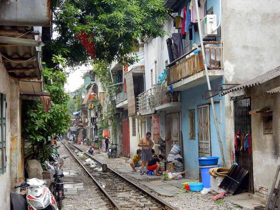 Vietnam | Norden, Leben an den Bahngleisen in Hanoi. Blick auf die Menschen und Häuser entlang der Gleise