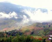 Norden, Reisterrassen und Bergdörfer in der Umgebung von Sa Pa. Panoramablick von oben mit tief hängenden Wolken. Die Tour ist einer unserer Tipps & Highlights in Nordvietnam
