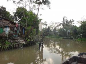 Vietnam | Süden, Leben am Mekong. Blick in eine kleine Seitenstraße des Mekong Flusses bei Can Tho auf ein paar alte Holzhäuser