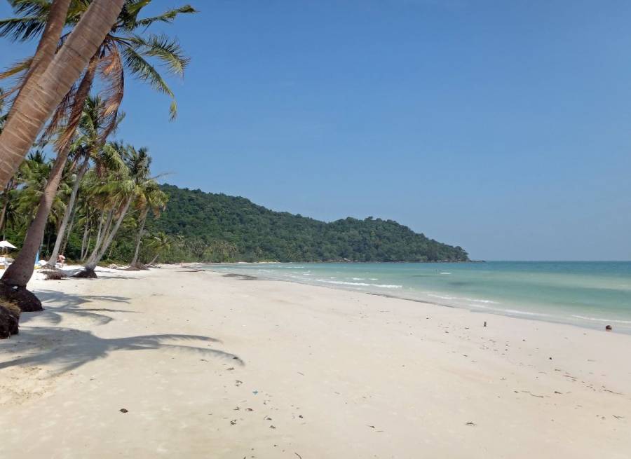 Vietnam | Süden, menschenleerer Sao Beach auf Phu Quoc . Panorama auf türkisfarbenes Meer, weißen Sandstrand, von Palmen gesäumt mit Urwald im Hintergrund