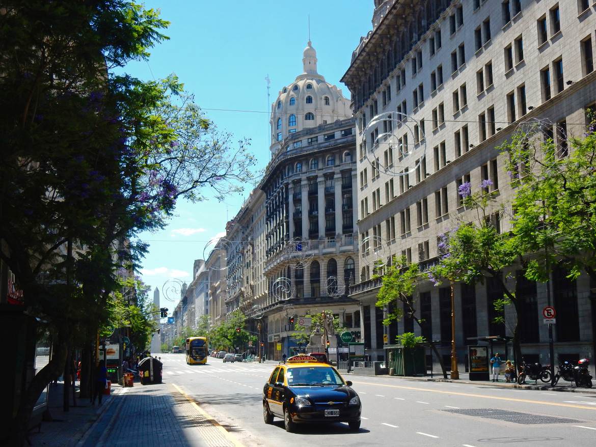 Buenos Aires | interessante Orte: Die schöne Avenida Pena verbindet Obelisk und Plaza de Mayo. Sie ist ein Prachtstraße mit zahlreichen alten Gebäuden
