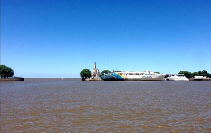 Argentinien | Die moderne Buquebus-Fähre verbindet mehrfach täglich Buenos Aires mit Concordia und Montevideo in Uruguay über den Seeweg