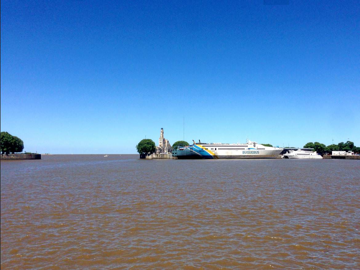 Argentinien | Die moderne Buquebus-Fähre verbindet mehrfach täglich Buenos Aires mit Concordia und Montevideo in Uruguay über den Seeweg