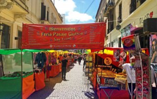 Buenos Aires | interessante Orte: Eingang zum Markt in San Telmo mit rotem Willkommens-Banner