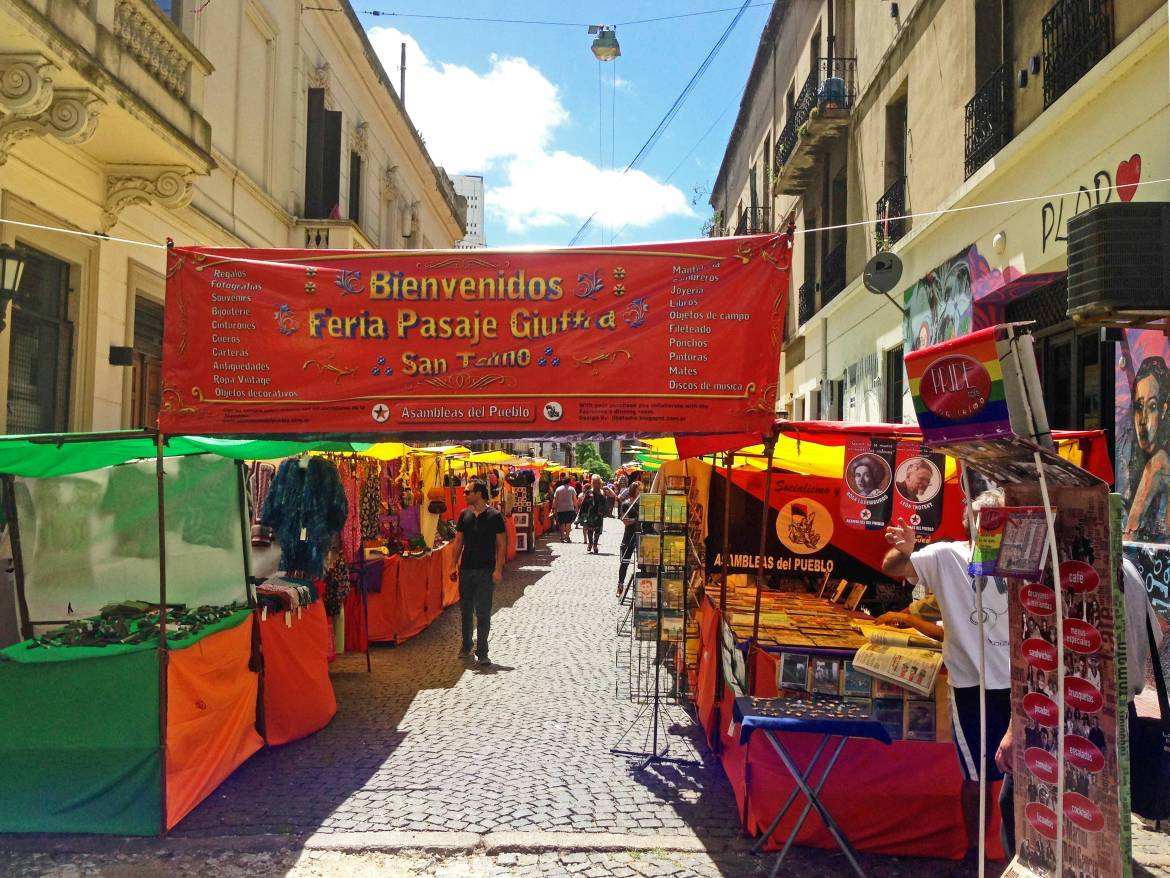 Buenos Aires | interessante Orte: Eingang zum Markt in San Telmo mit rotem Willkommens-Banner