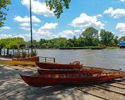 Argentinien | Hölzerne Ruderboote entlang der malerischen Victorica Promenade im Tigre Delta